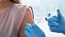 Elevada taxa de vacinação pode evitar entre 21 e 32% de hospitalizações