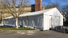 A utilização de tendas e quartos de isolamento na contenção da pandemia